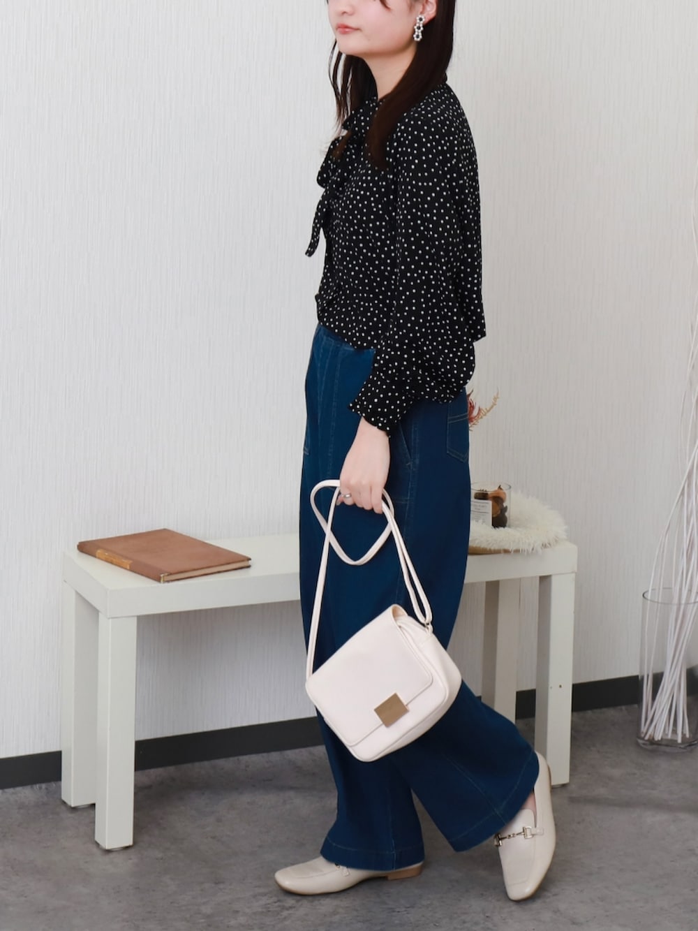 ブラック系のシャツ/ブラウスを着用したレディースの秋コーディネートの2枚目の写真