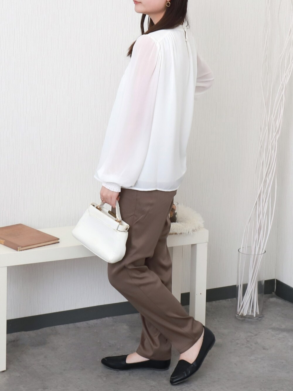 ホワイト系のシャツ/ブラウスを着用したレディースの秋コーディネートの2枚目の写真