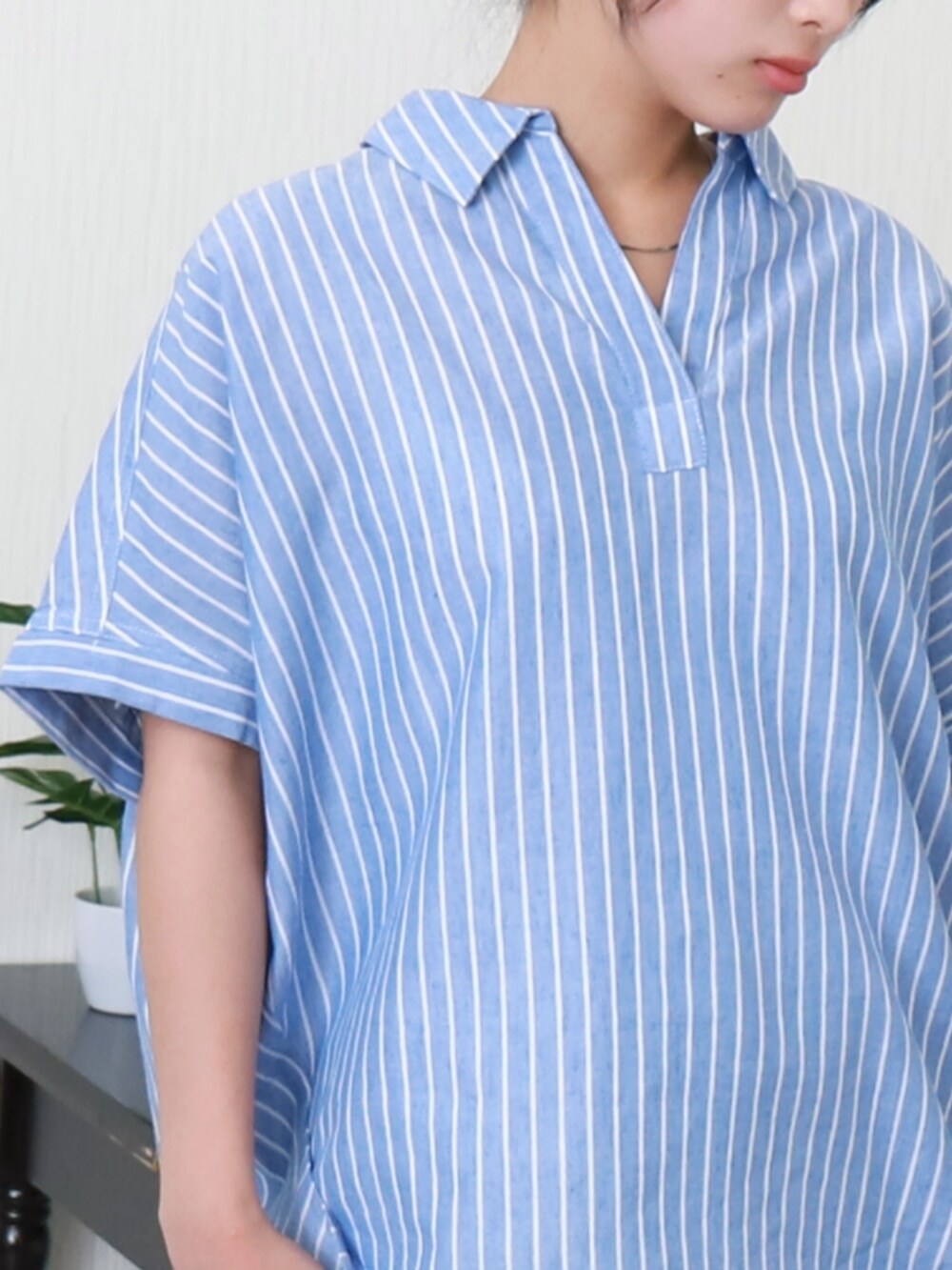 ブルー系のシャツ/ブラウスを着用したレディースの夏コーディネートの3枚目の写真