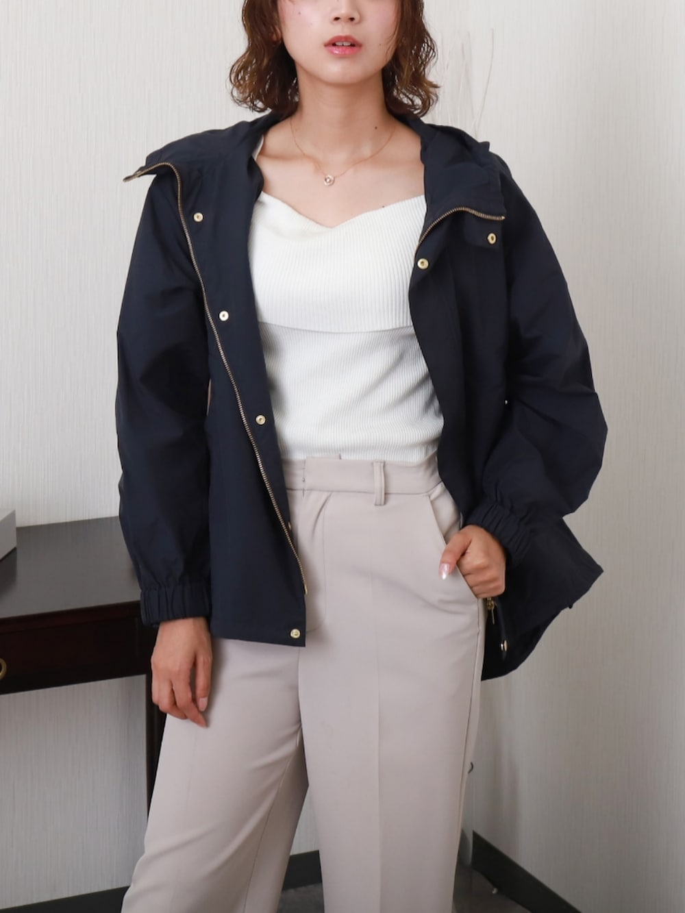 ブルー系のマウンテンパーカーを着用したレディースの秋コーディネートの3枚目の写真