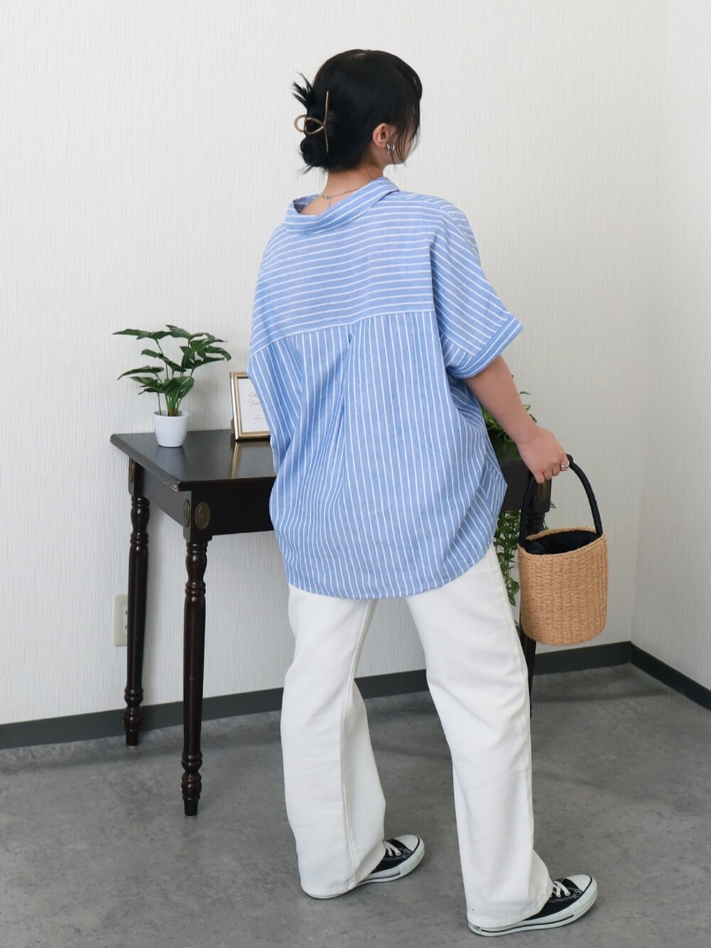 ブルー系のシャツ/ブラウスを着用したレディースの夏コーディネートの2枚目の写真