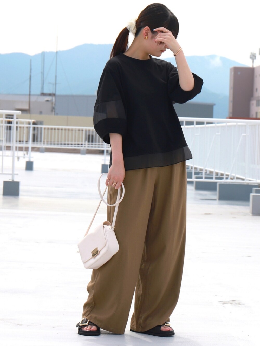 ブラック系のTシャツ/カットソーを着用したレディースの夏コーディネートの2枚目の写真