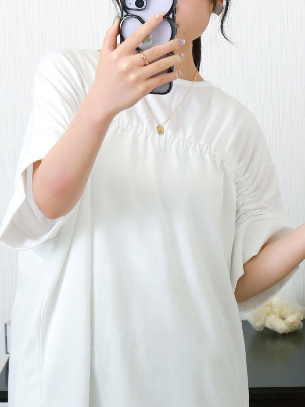 ホワイト系のTシャツ/カットソーを着用したレディースの夏コーディネートの2枚目の写真