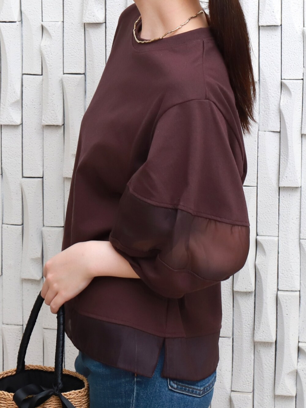 レッド系のTシャツ/カットソーを着用したレディースの夏コーディネートの2枚目の写真