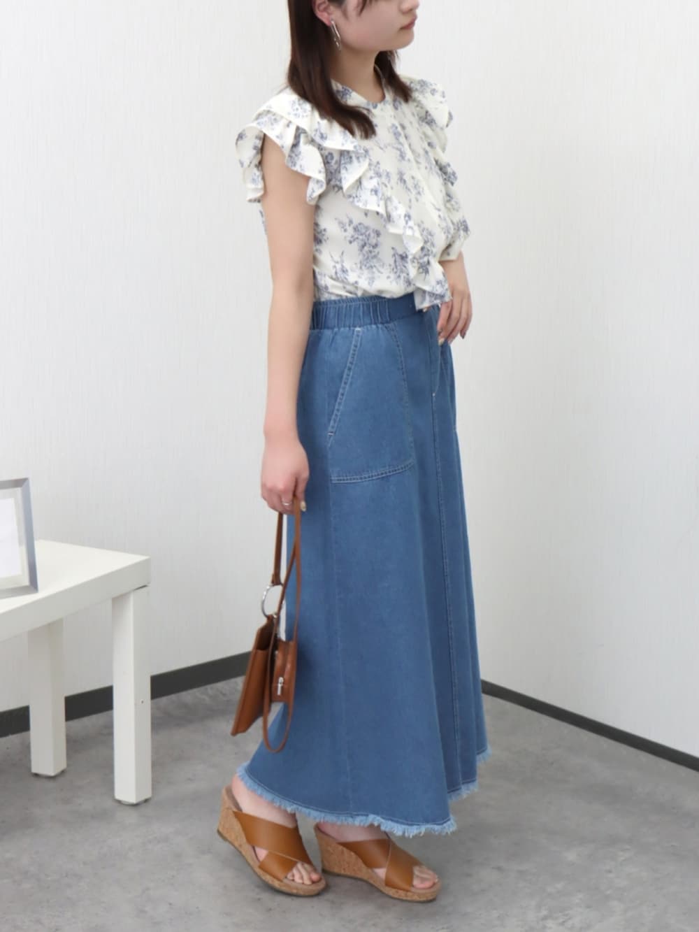 ホワイト系のシャツ/ブラウスを着用したレディースの夏コーディネートの2枚目の写真