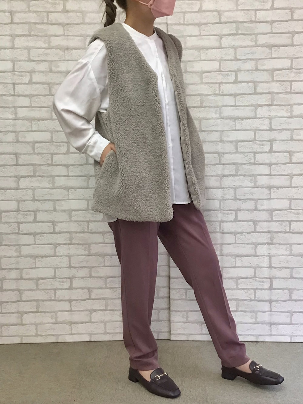 ベージュ系のベストを着用したレディースの秋コーディネートの2枚目の写真