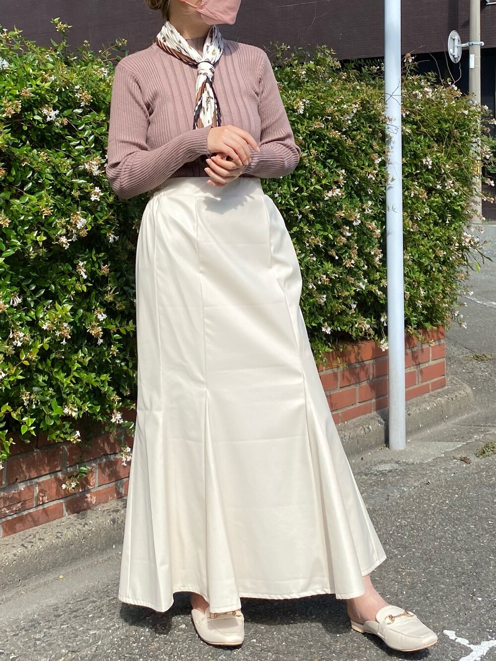 ブラウン系のニット/セーター、ホワイト系のスカートを着用したレディースの秋コーディネートの3枚目の写真