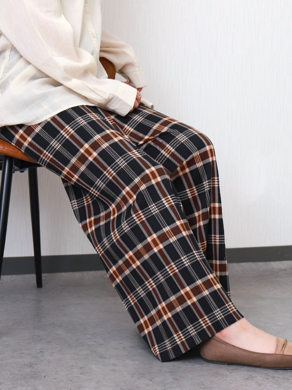 ベージュ系のシャツ/ブラウス、ブルー系のその他パンツを着用したレディースの秋コーディネートの3枚目の写真