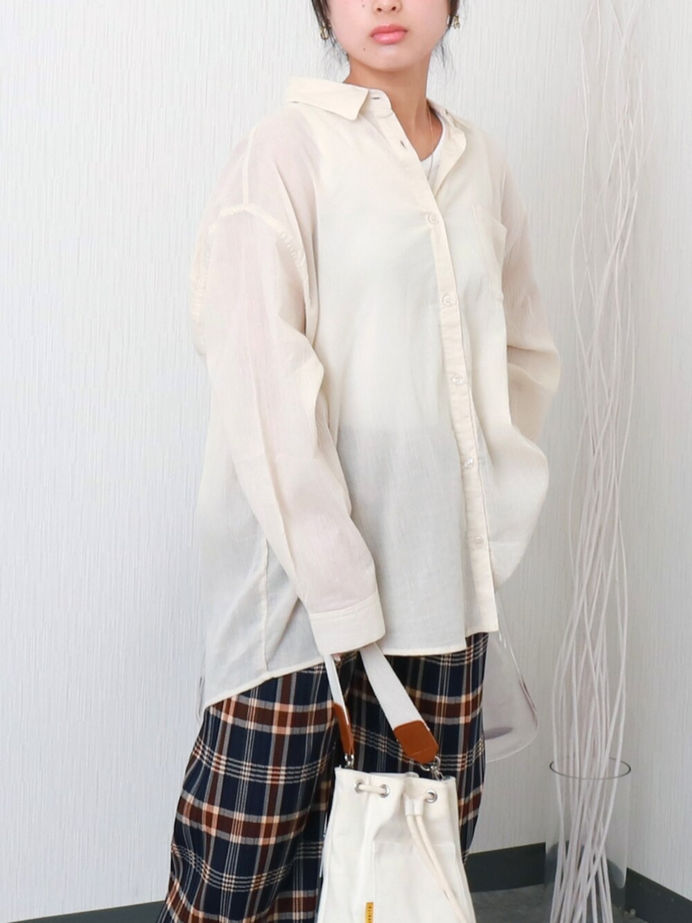 ベージュ系のシャツ/ブラウス、ブルー系のその他パンツを着用したレディースの秋コーディネートの2枚目の写真