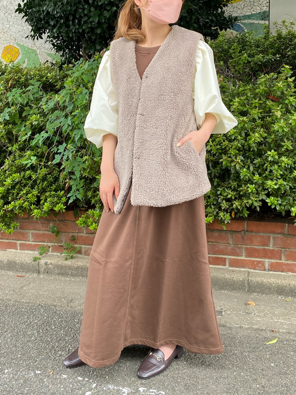 ブラウン系のベスト、ブラウン系のワンピースを着用したレディースの秋コーディネートの2枚目の写真