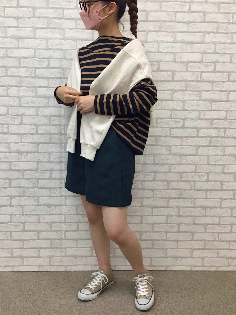 グリーン系のセットアップを着用したレディースの夏コーディネートの2枚目の写真