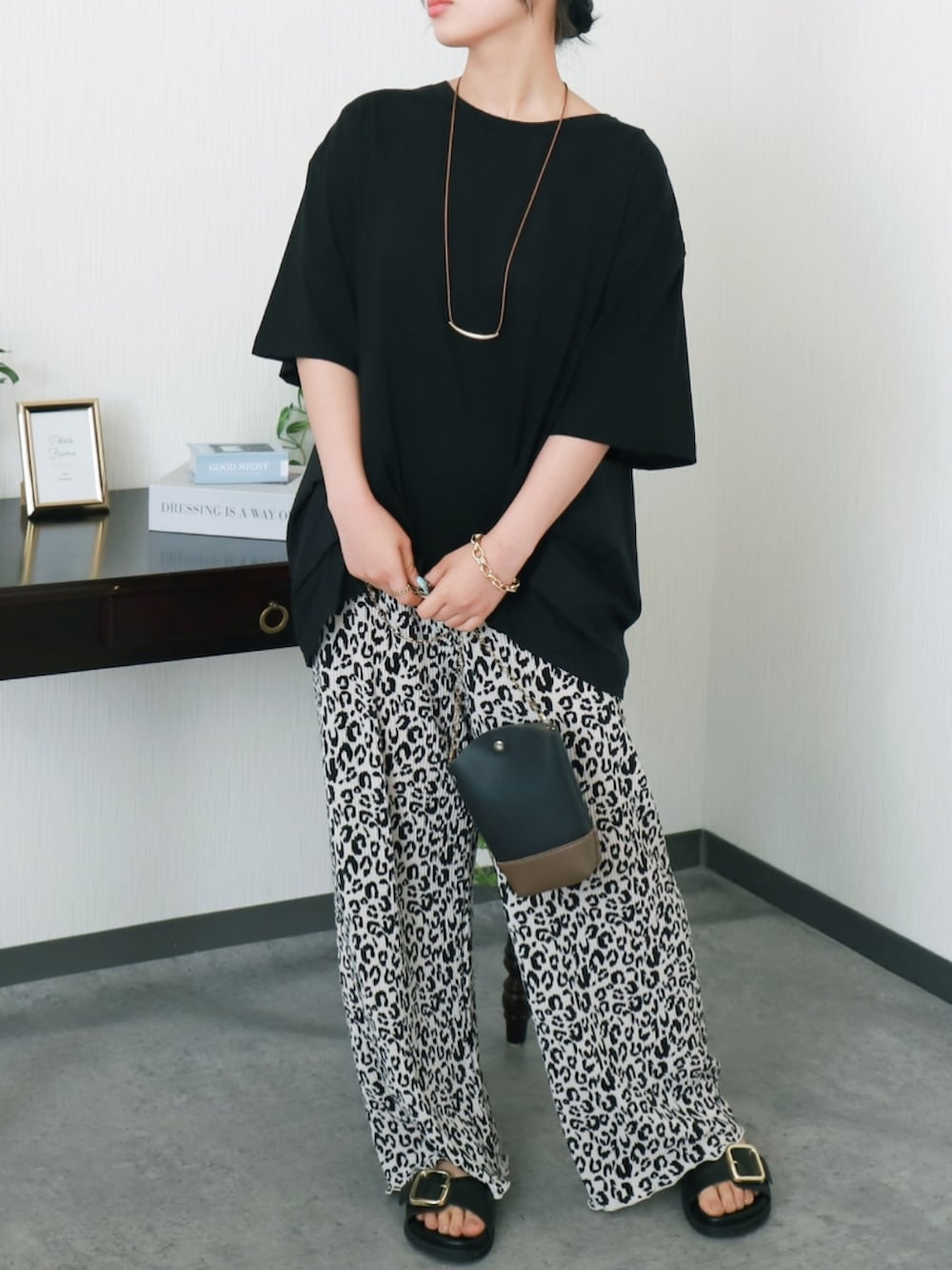 ブラック系のTシャツ/カットソー、ホワイト系のその他パンツを着用したレディースの夏コーディネートの2枚目の写真