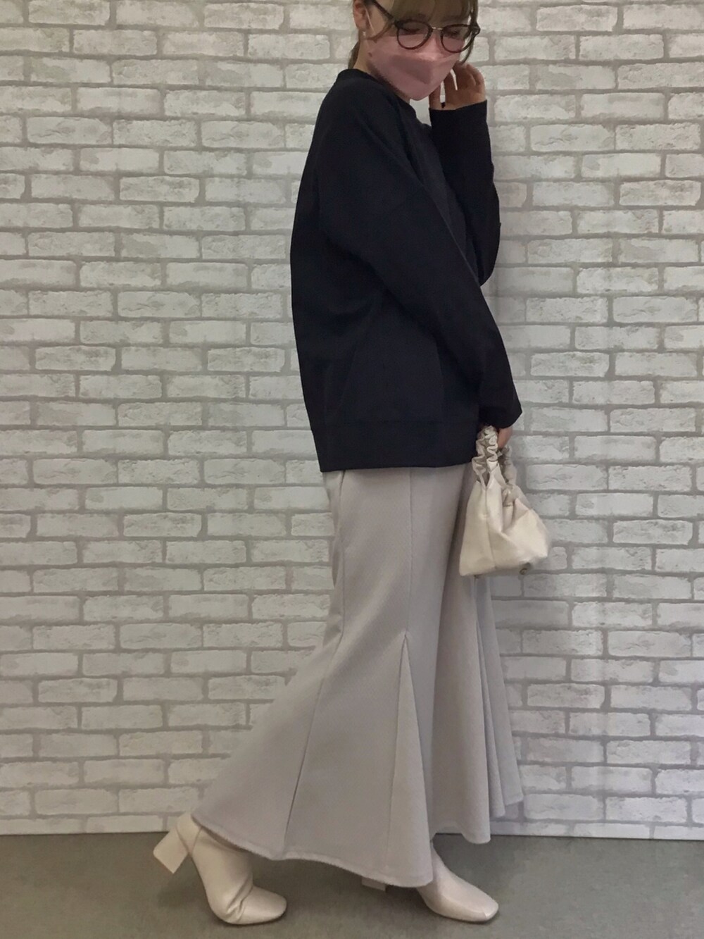 ブラック系のTシャツ/カットソー、ベージュ系のスカートを着用したレディースの秋コーディネートの2枚目の写真