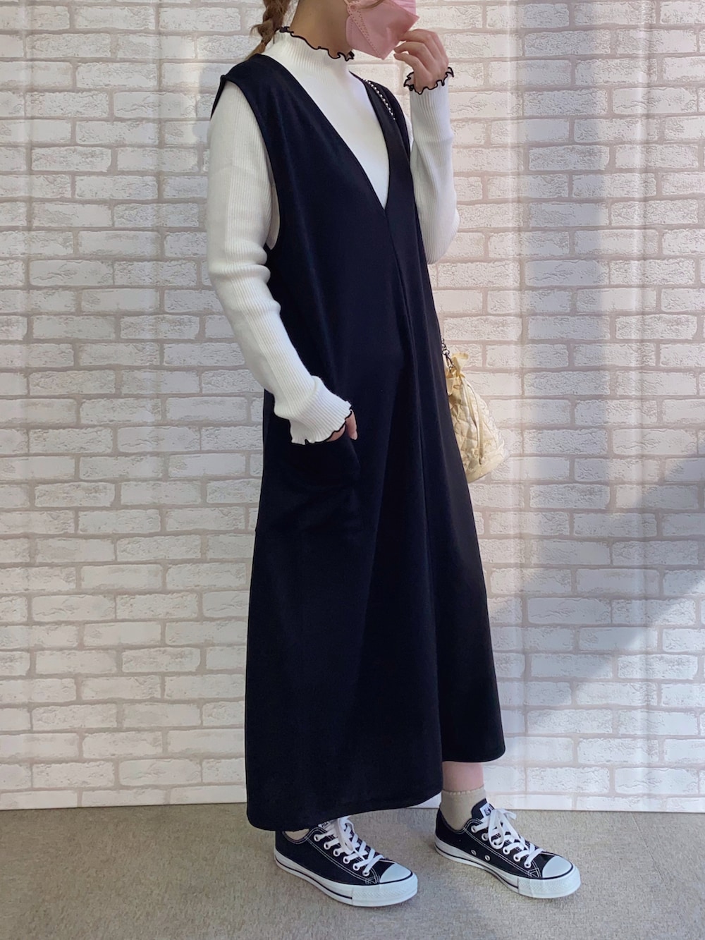 ホワイト系のニット/セーターを着用したレディースの秋コーディネートの2枚目の写真