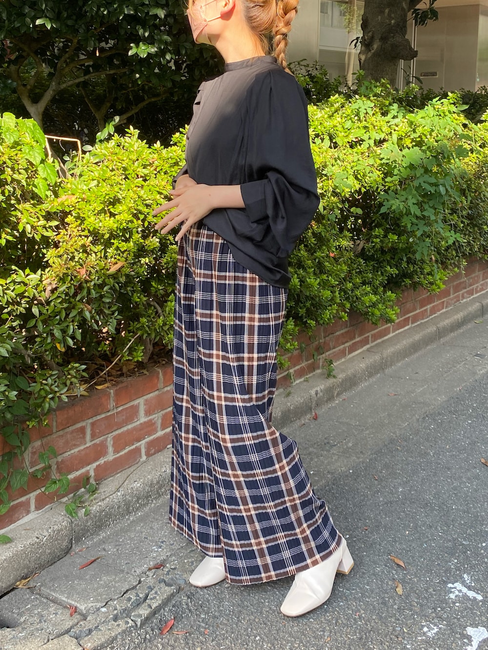 ブラウン系のシャツ/ブラウス、ブルー系のスラックスを着用したレディースの秋コーディネートの2枚目の写真