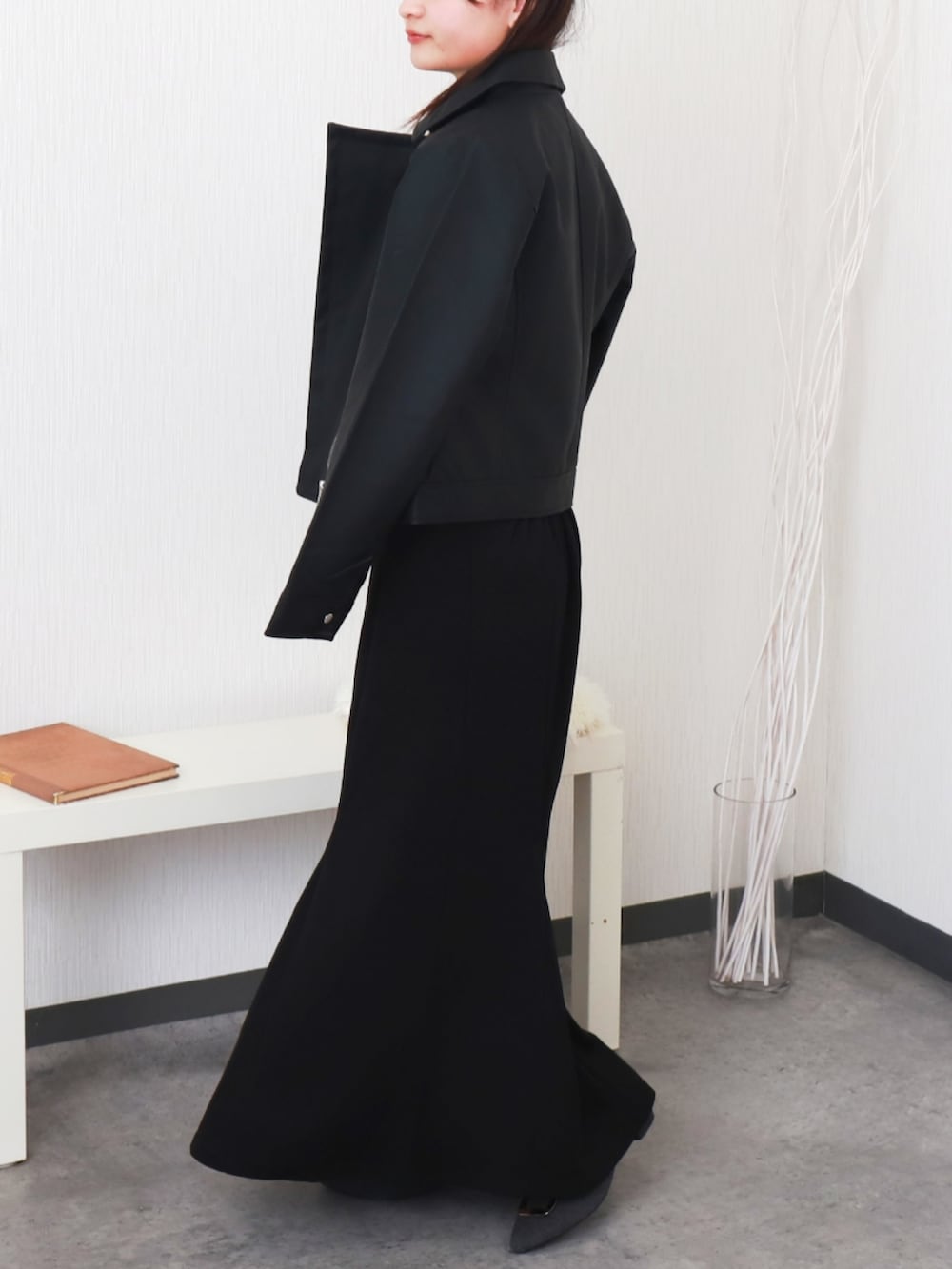 ブラック系のライダースジャケット、グリーン系のシャツ/ブラウスを着用したレディースの秋コーディネートの2枚目の写真