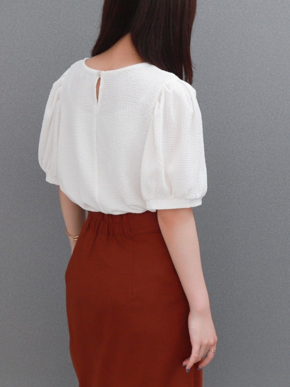 ホワイト系のTシャツ/カットソーを着用したレディースの夏コーディネートの3枚目の写真