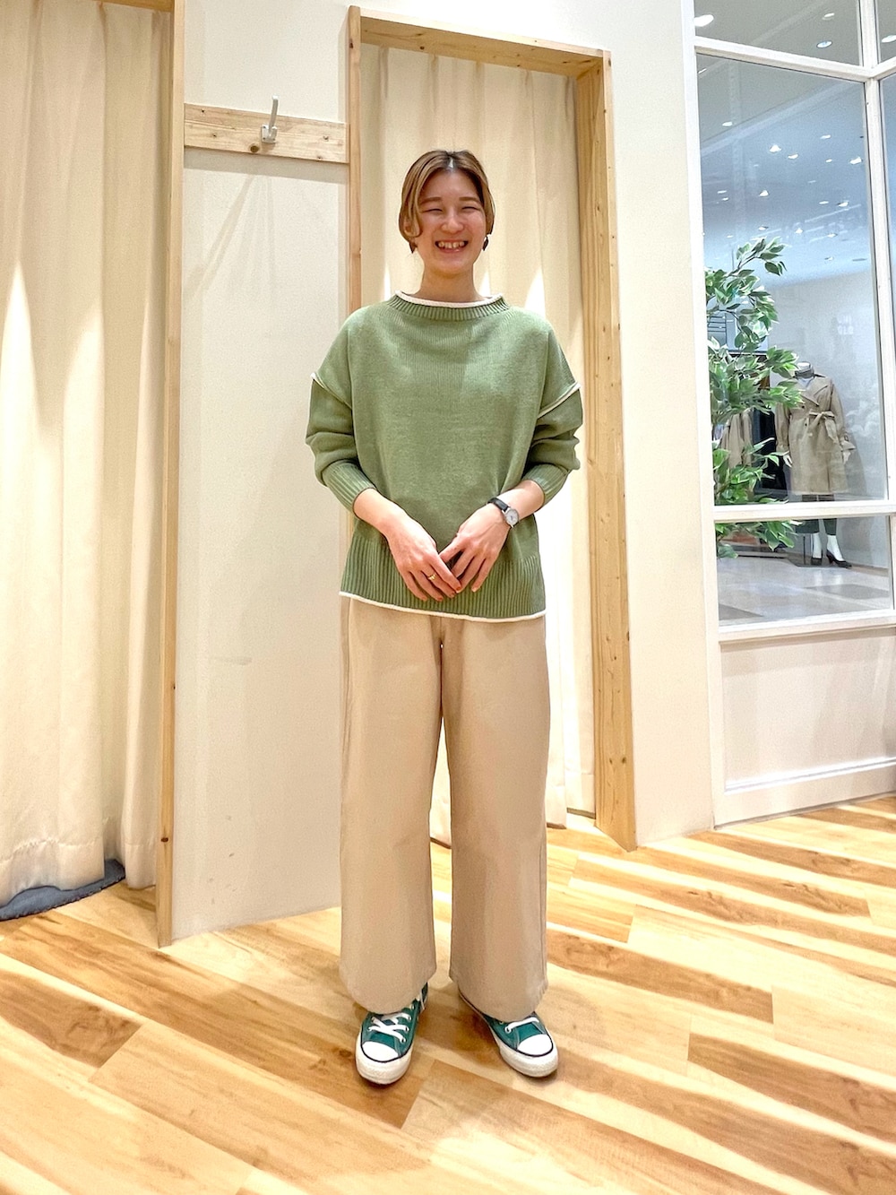 「カジュアルコーデ、カラーニット、春コーデ、サマンサ モスモス(Samansa Mos2)、サマンサモスモス、サマンサモスモスブルー、SM2、Samansa Mos2、Samansa Mos2 blue」｜「Samansa Mos2 blueの袖2WAYキルトジャケット（ノーカラージャケット、グリーン系）」を使った、つるおかさん（レディース・156cm）の冬コーディネートの2枚目の写真