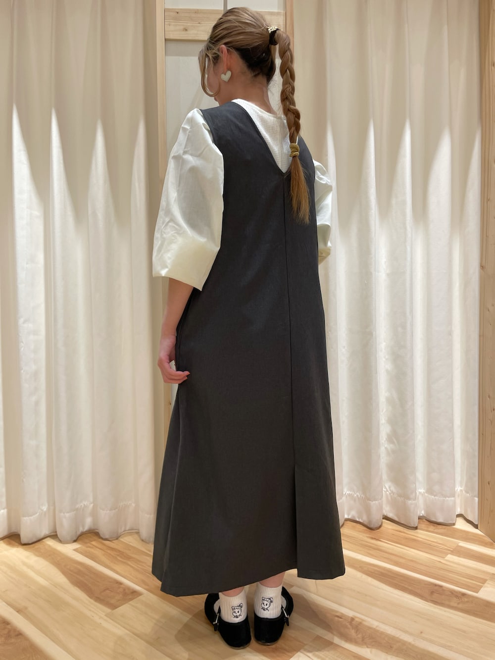 「大人カジュアル、シンプルコーデ、カジュアルコーデ、モノトーンコーデ、春、春コーデ、モノトーン、ワンピース、ジャンパースカート、SM2、Samansa Mos2、Samansa Mos2 blue、サマンサ モスモス(Samansa Mos2)」｜「Samansa Mos2 blueのワッフル×布帛切替ロンT（Tシャツ/カットソー、ホワイト系）」を使った、つるおかさん（レディース・156cm）の春コーディネートの2枚目の写真