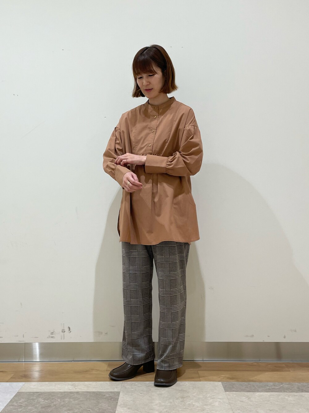 「Samansa Mos2 blue、チュニック、ブラウス、パンツスタイル、チェックパンツ、ワントーンコーデ、ブラウンコーデ、秋コーデ、秋のコーデ」｜「Samansa Mos2 blueの切替ギャザーチュニック（シャツ/ブラウス、ブラウン系）」を使った、つるおかさん（レディース・156cm）の秋コーディネートの2枚目の写真