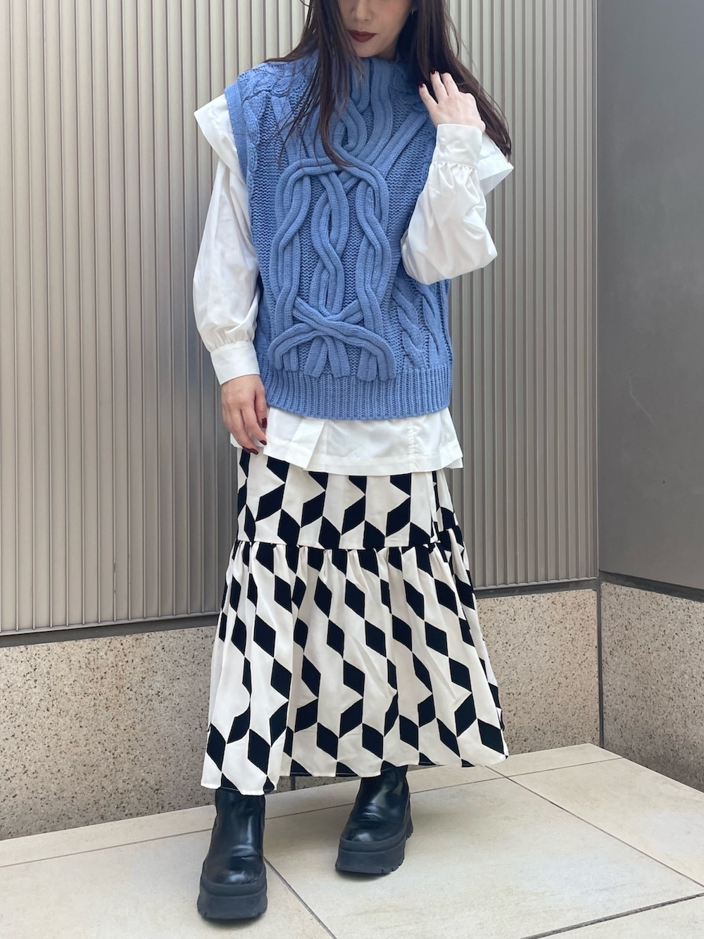 ブラック系のスカート、ブルー系のベスト、ホワイト系のシャツ/ブラウスを着用したレディースの冬コーディネートの6枚目の写真