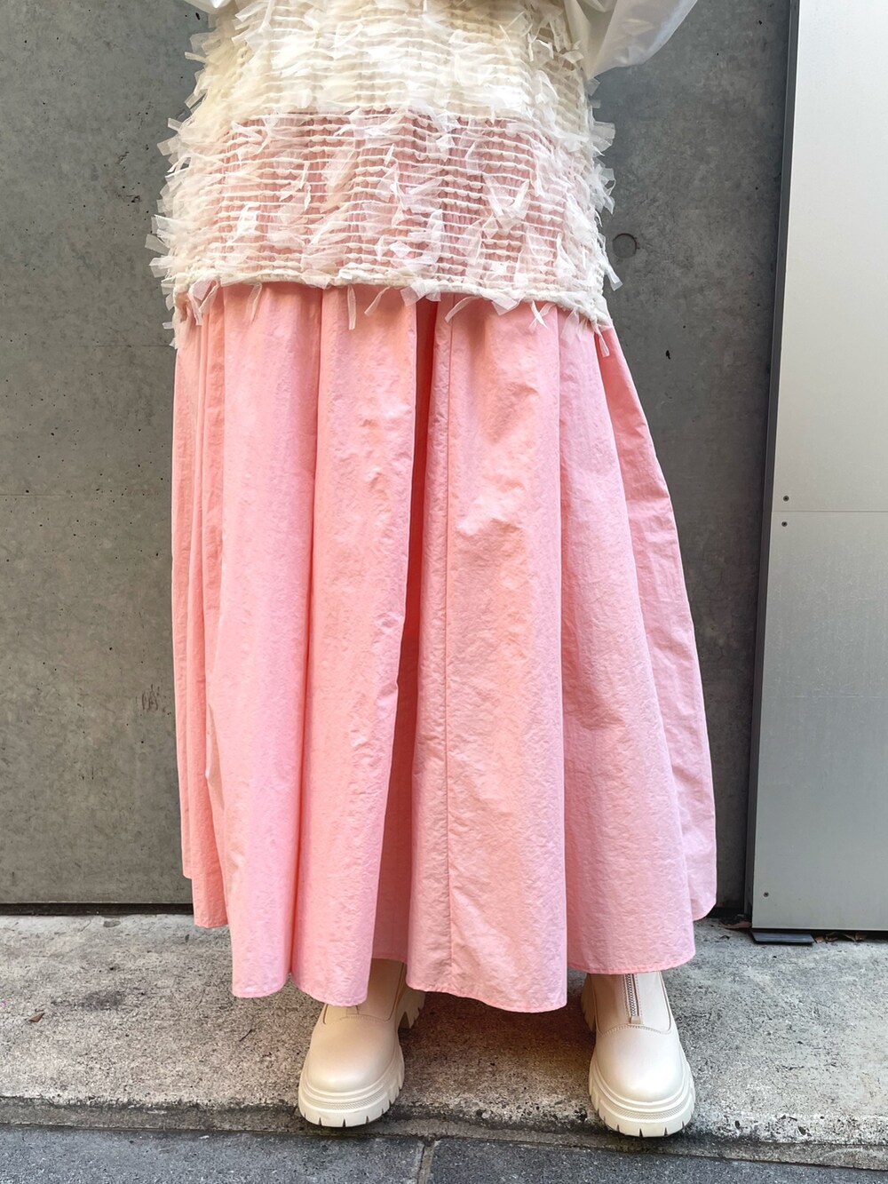 ピンク系のスカート、ホワイト系のシャツ/ブラウス、ホワイト系のベストを着用したレディースの冬コーディネートの5枚目の写真