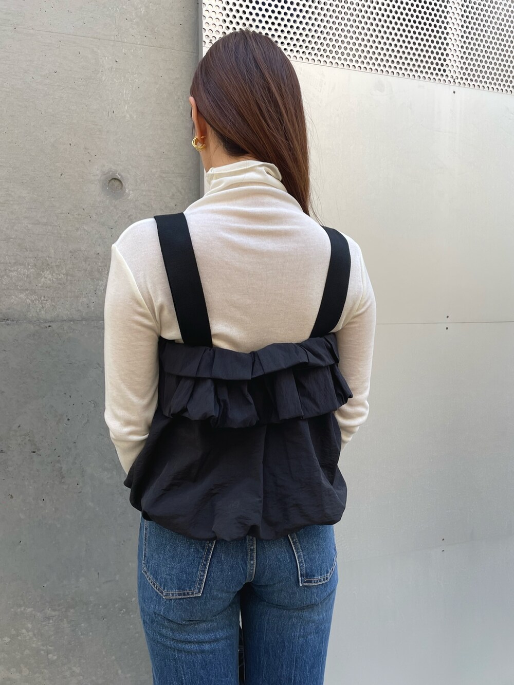 ホワイト系のTシャツ/カットソー、ブラック系のショルダーバッグ、ブルー系のデニムパンツを着用したレディースの春コーディネートの4枚目の写真