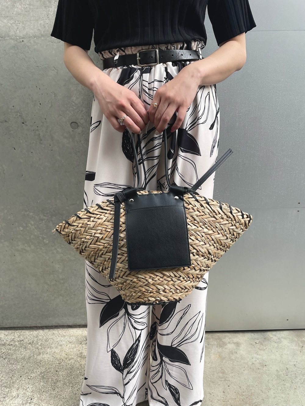 ブラック系のサンダル、ベージュ系のその他パンツ、ブラック系のハンチング/ベレー帽を着用したレディースの春コーディネートの5枚目の写真