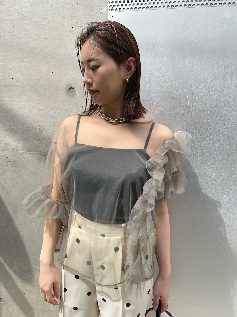 「Settimissimo、モード、大人カジュアル、大人きれいめ、大人かわいい、カジュアルコーデ、ドット柄、シースルー、シースルーソックス、厚底サンダル、フリル、シンプルコーデ、ブラウス、スポーツミックス、休日スタイル」｜「Settimissimoのアシンメトリーチュールレースシアープルオーバー（Tシャツ/カットソー、グレー系）」を使った、Settimissimoさん（レディース・160cm）の春コーディネートの2枚目の写真