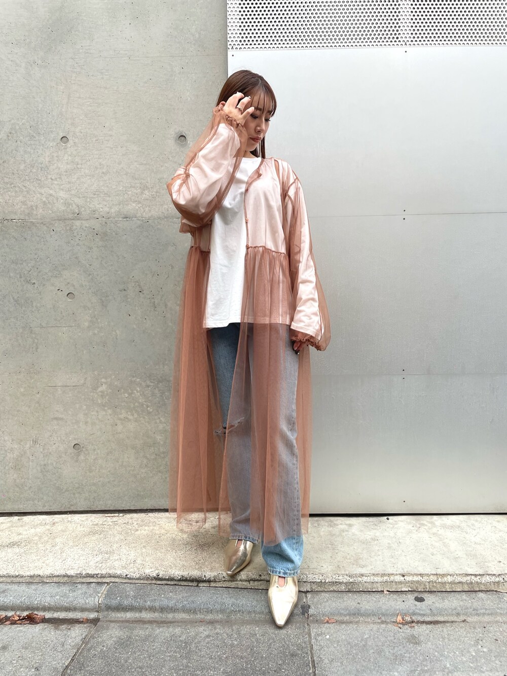 ホワイト系のブルゾン、ベージュ系のワンピースを着用したレディースの冬コーディネートの4枚目の写真