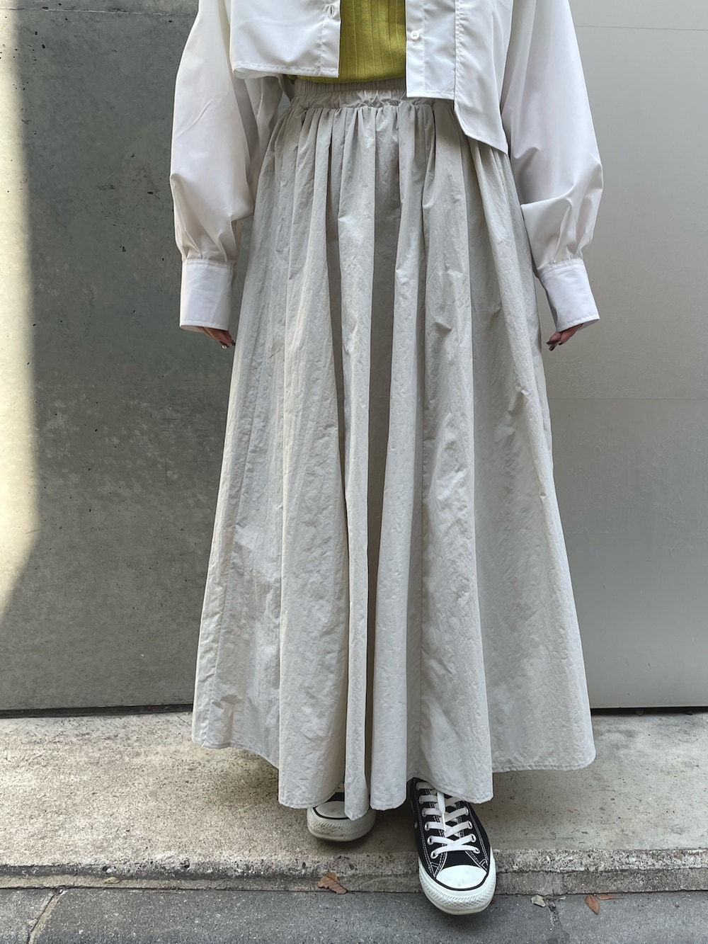 ホワイト系のシャツ/ブラウス、グレー系のスカートを着用したレディースの春コーディネートの5枚目の写真