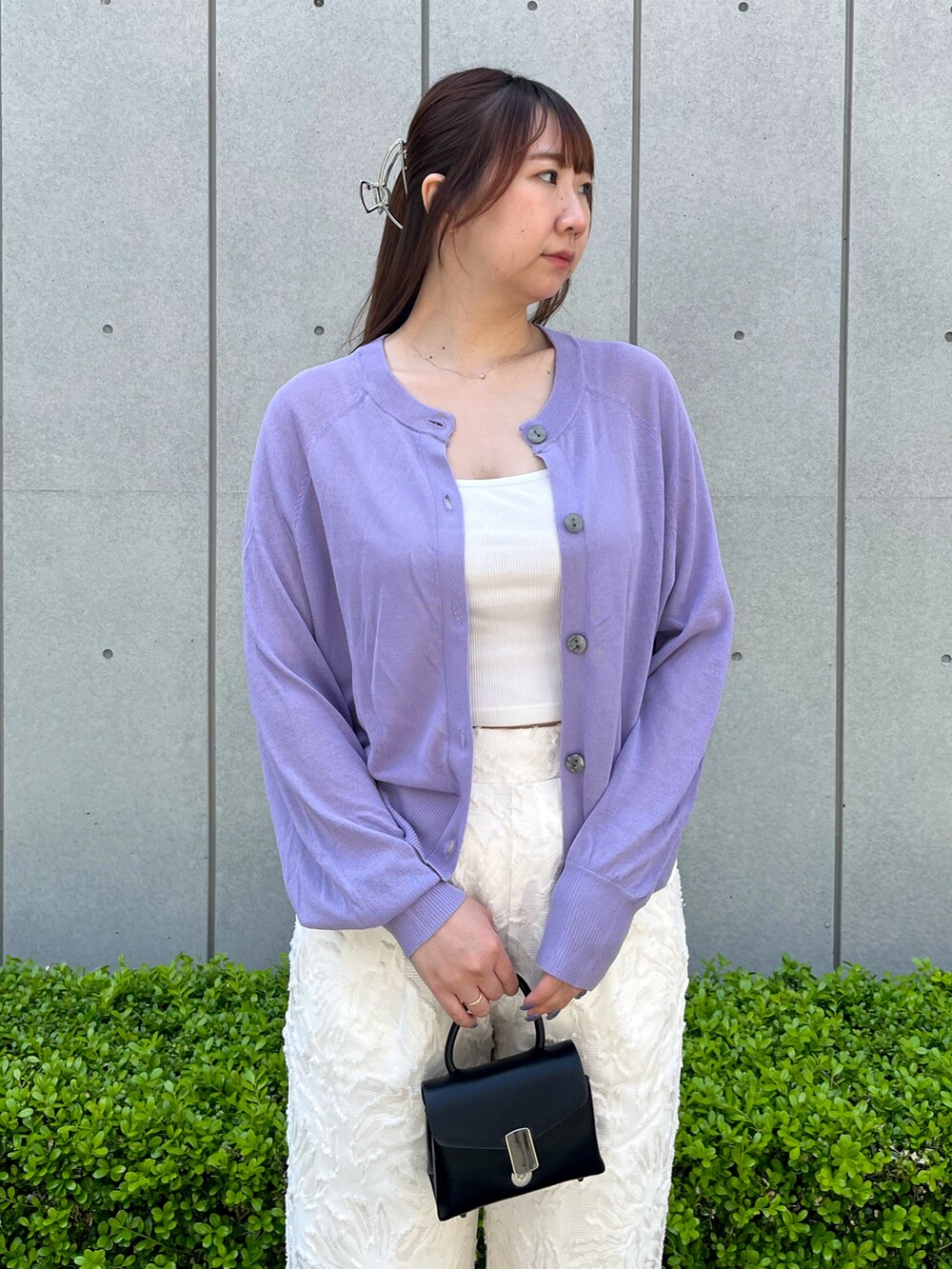 パープル系のカーディガン/ボレロ、ホワイト系のその他パンツを着用したレディースの春コーディネートの3枚目の写真