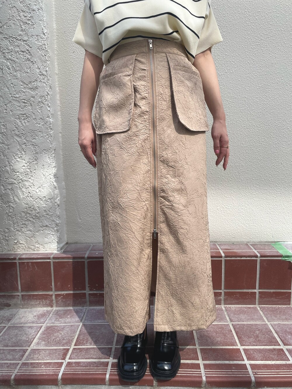 ブラック系のローファー、ホワイト系のTシャツ/カットソー、ブラック系のハンチング/ベレー帽を着用したレディースの春コーディネートの3枚目の写真