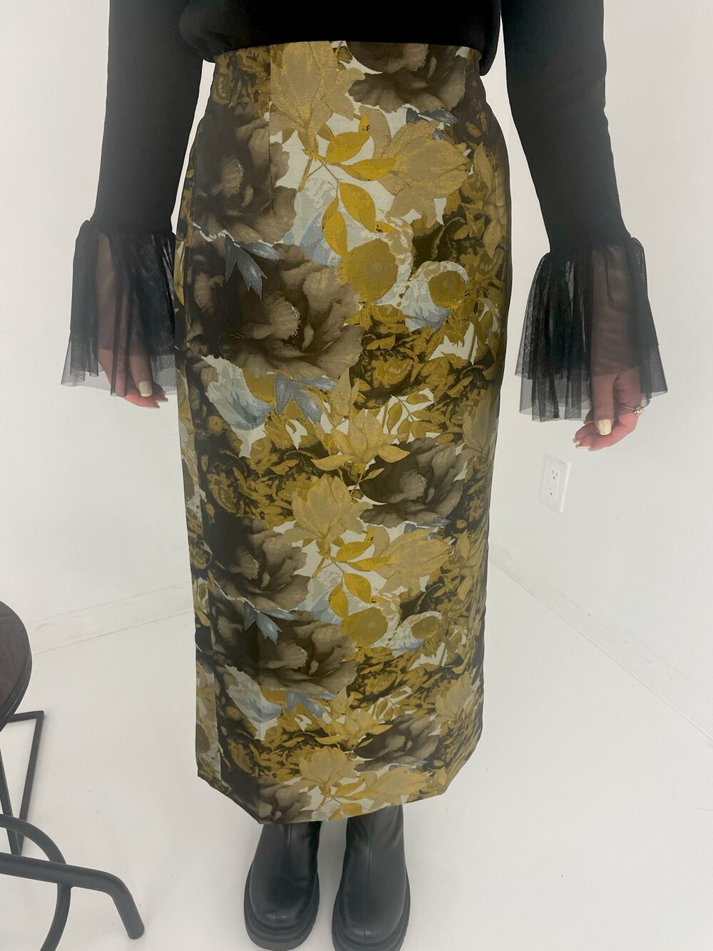 ブラック系のトートバッグ、ホワイト系のスカートを着用したレディースの冬コーディネートの6枚目の写真