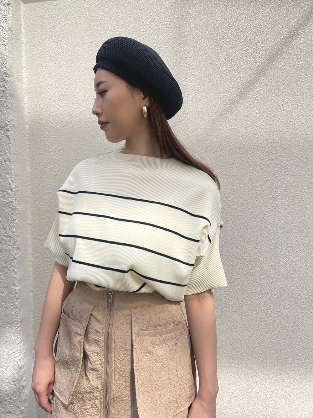 ブラック系のローファー、ホワイト系のTシャツ/カットソー、ブラック系のハンチング/ベレー帽を着用したレディースの春コーディネートの2枚目の写真