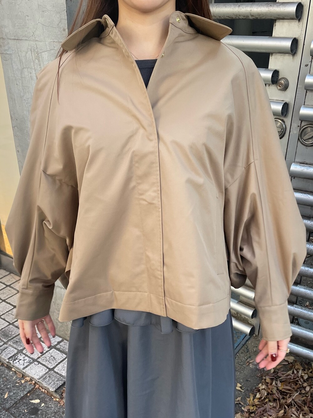 「ファッションを楽しもう、あったかコーデ、オトナ女子、Settimissimo、settimissimo表参道、きれいめカジュアル、おでかけコーデ、ベージュ、ベージュコーデ、秋コーデ、あみあみバッグ、デート/ロマンティック、お買い物、日常、出勤コーデ」｜「Settimissimoのフリルケープ付き カットワンピース オケージョン（ワンピース、グレー系）」を使った、Settimissimoさん（レディース・160cm）の秋コーディネートの8枚目の写真