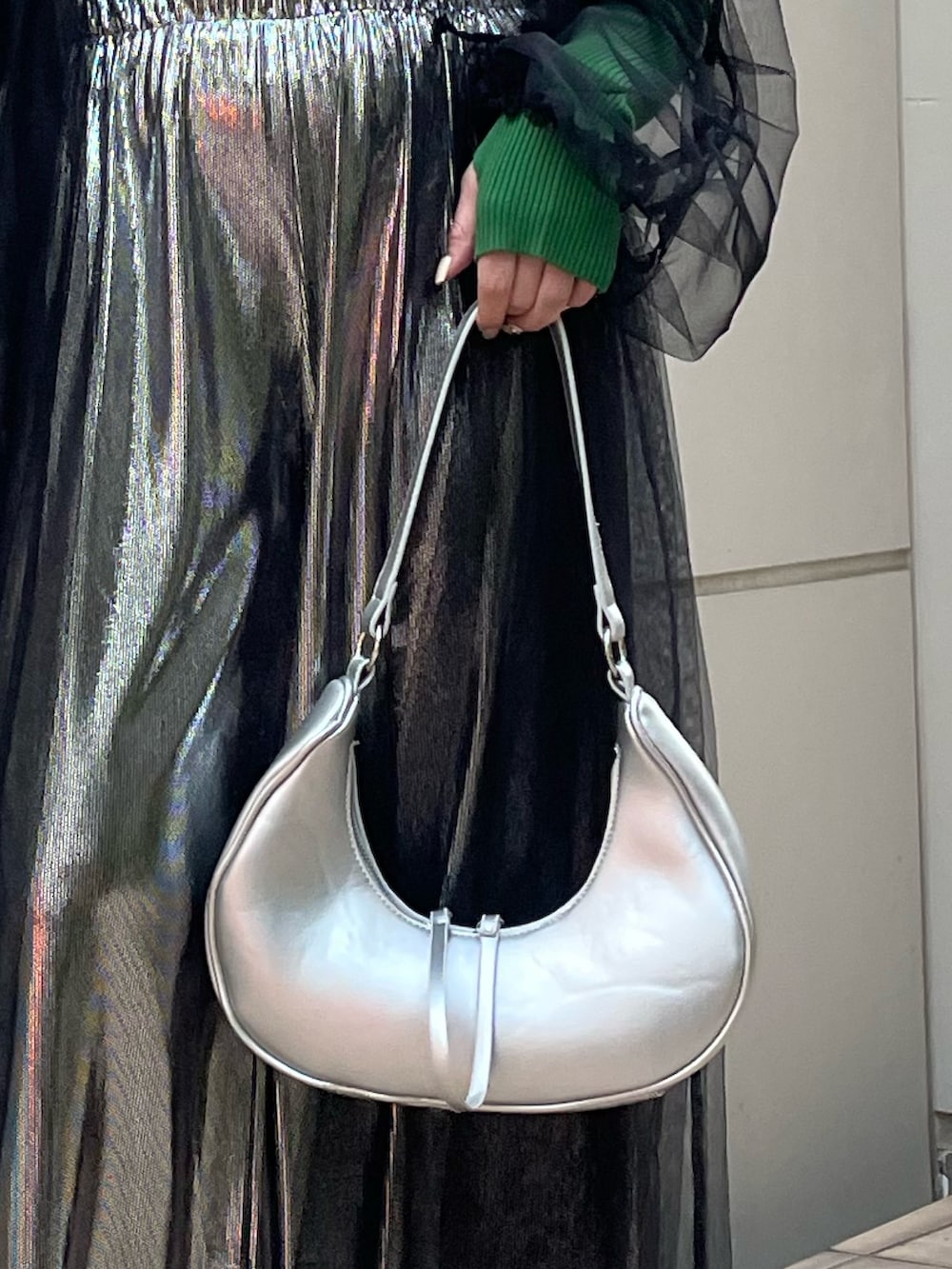 シルバー系のその他パンツ、シルバー系のショルダーバッグ、ブラック系のワンピースを着用したレディースの冬コーディネートの7枚目の写真