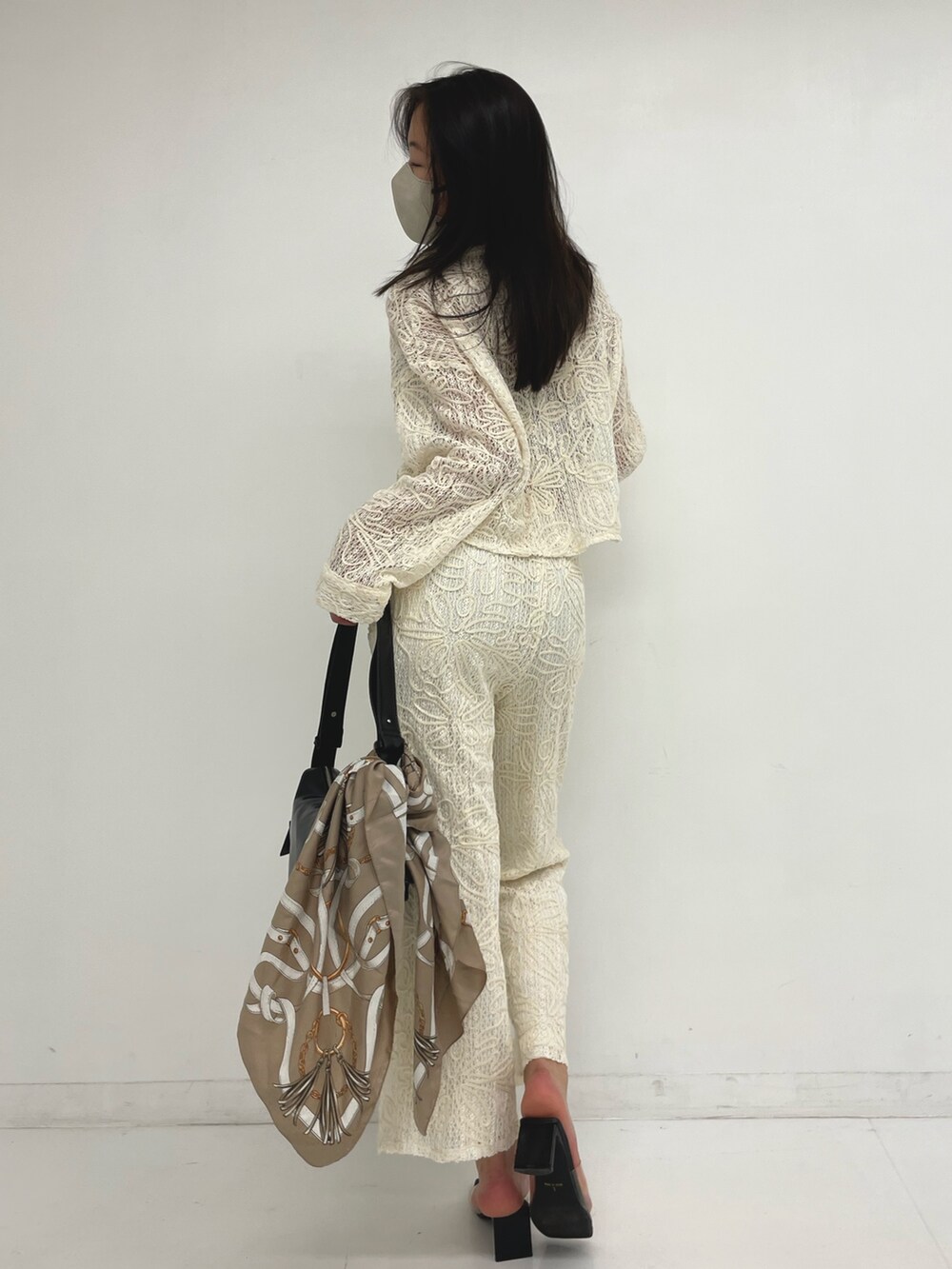 ホワイト系のシャツ/ブラウス、ホワイト系のその他パンツを着用したレディースの春コーディネートの2枚目の写真