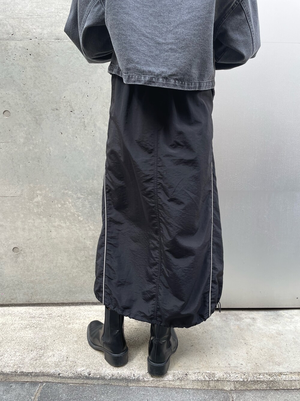 ブラック系のデニムジャケット、ブラック系のキャミソールを着用したレディースの春コーディネートの5枚目の写真