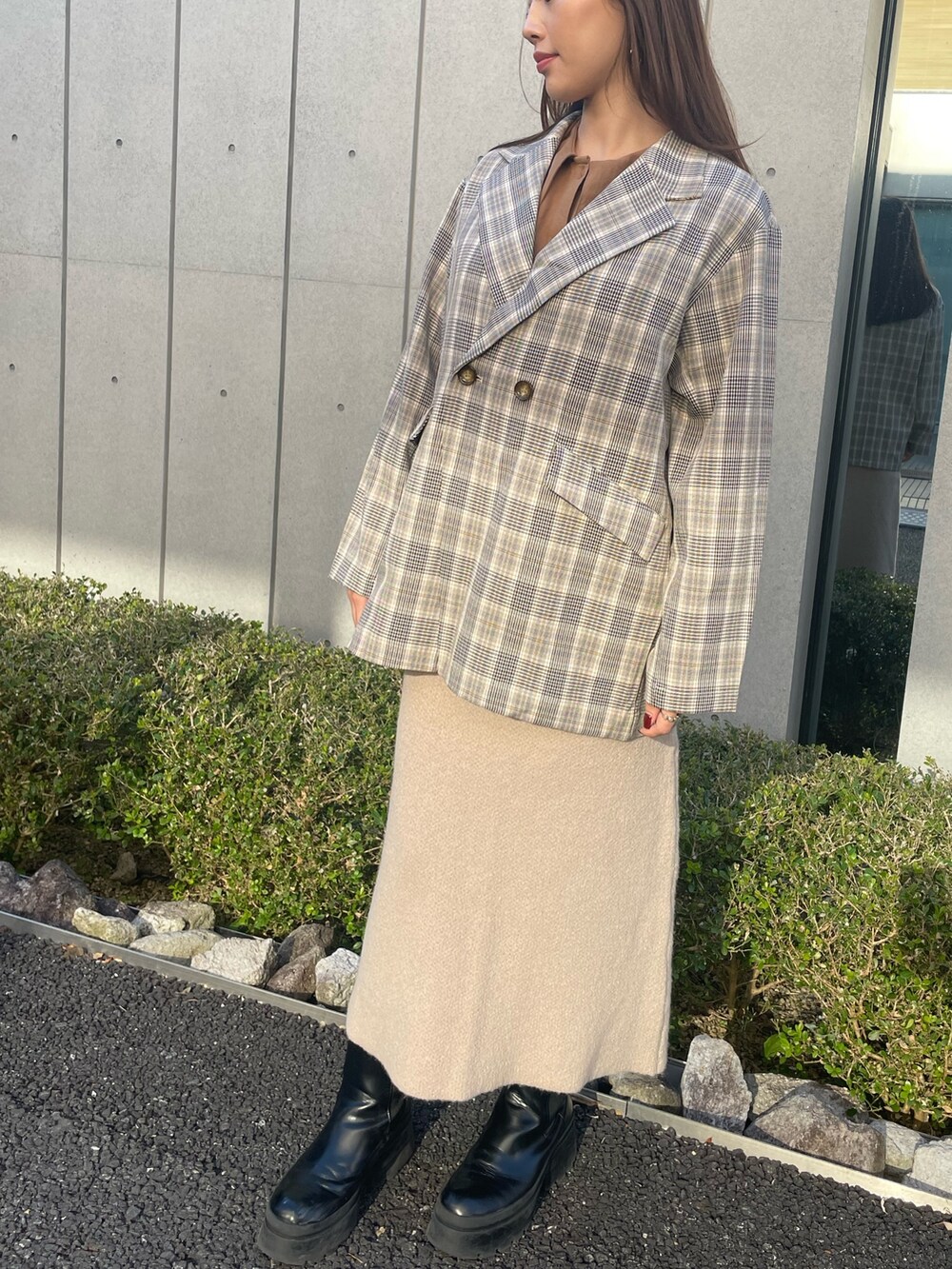 「ニット、淡色コーデ、チェックジャケット、チェック柄、ジャケット、ニットスカート、settimissiomo表参道、Settimissimo、ブーツ、ブラウン、ブラウン色に染まれ、秋冬コーデ、着回しコーデ、オトナ女子、お洒落さんとつながりたい」｜「Settimissimoのチェック2ボタンテーラードジャケット（テーラードジャケット、ホワイト系）」を使った、Settimissimoさん（レディース・160cm）の冬コーディネートの3枚目の写真