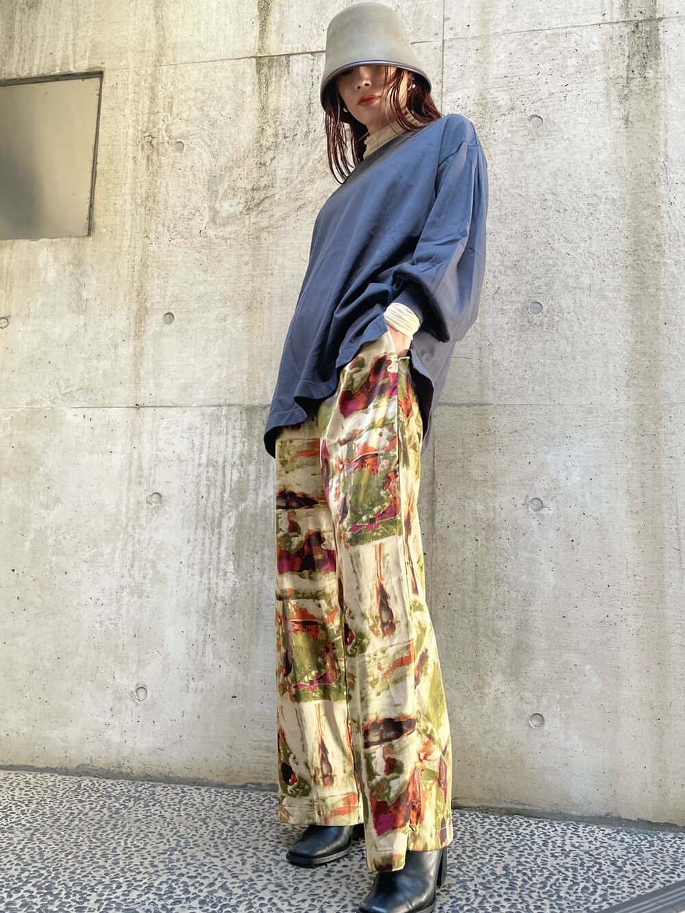 グリーン系のその他パンツ、ホワイト系のTシャツ/カットソー、ブラック系のTシャツ/カットソーを着用したレディースの冬コーディネートの6枚目の写真