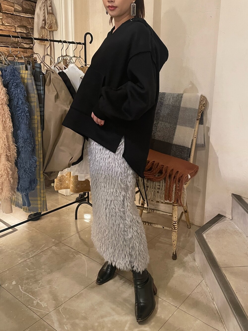 「ファッションを楽しもう、黒パーカー、Settimissimo、settimissimo表参道、シンプルコーデ、冬服、ビッグシルエット、オトナカジュアル、おしゃれさんと繋がりたい、冬ファッション、大人女子、キラキラスカート、もこもこ、あったかコーデ、大人可愛い」｜「Settimissimoのフリンジ ジャガード ナロースカート（スカート、グレー系）」を使った、Settimissimoさん（レディース・160cm）の冬コーディネートの3枚目の写真