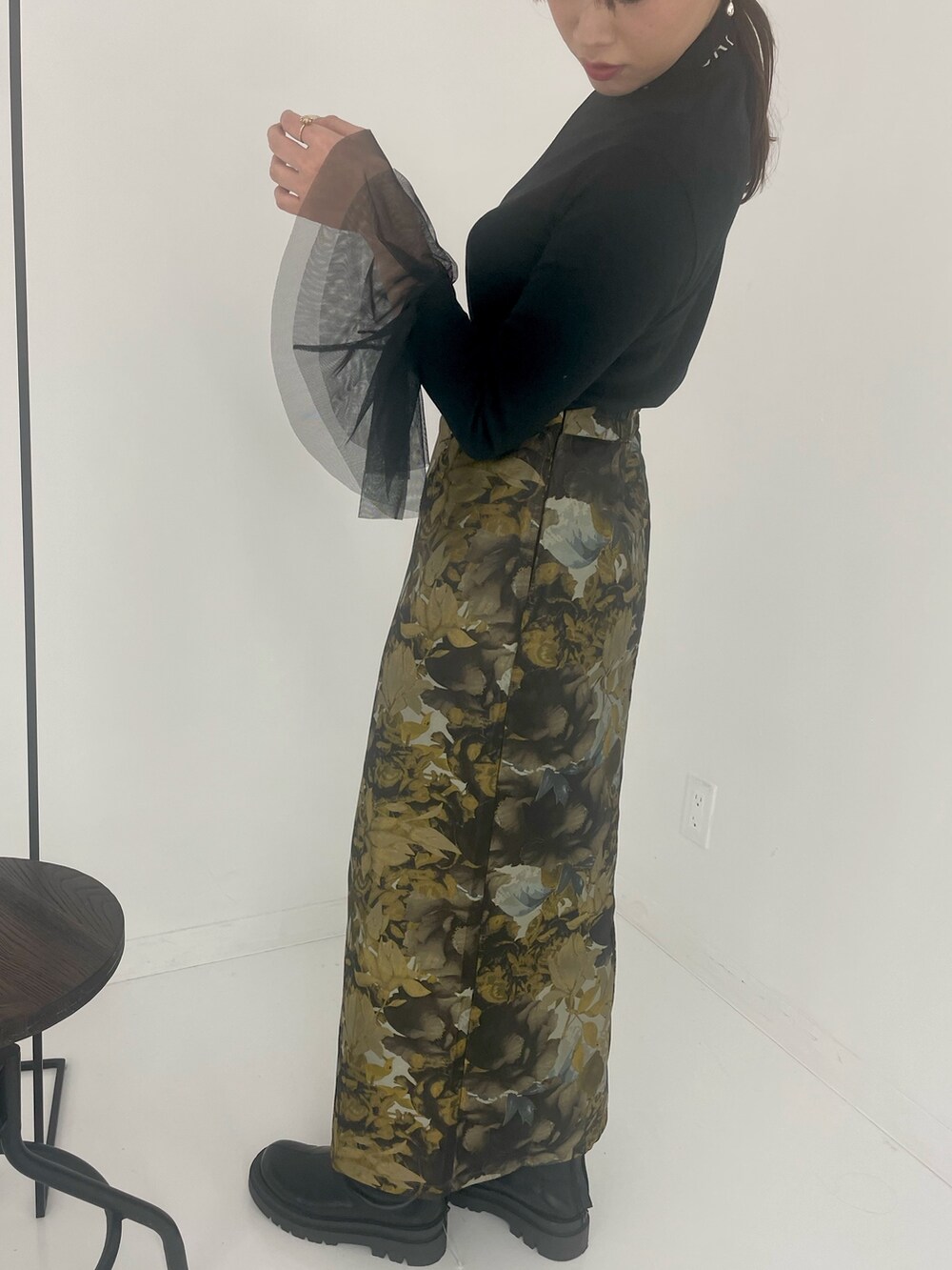 ブラック系のトートバッグ、ホワイト系のスカートを着用したレディースの冬コーディネートの3枚目の写真