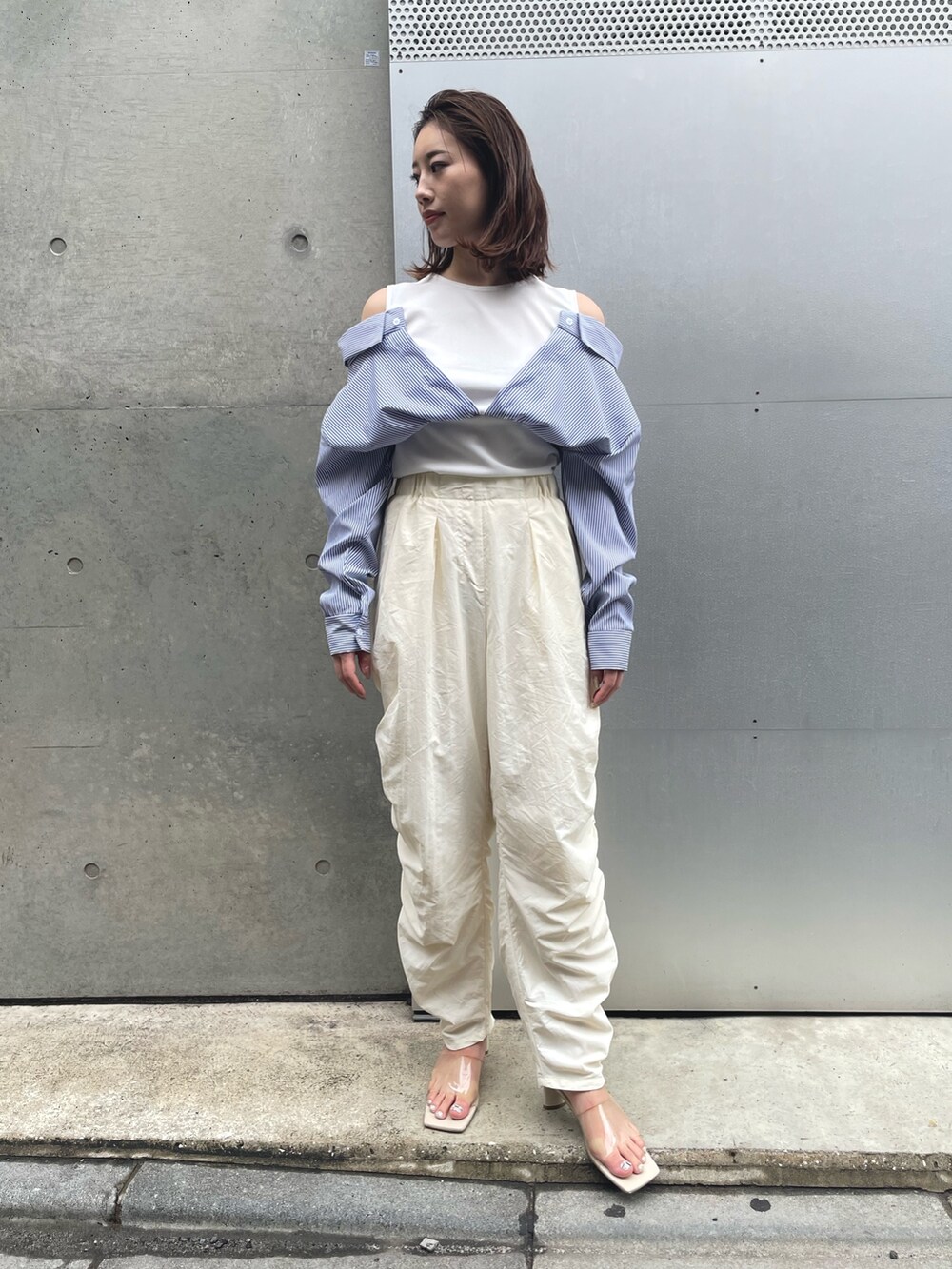 ホワイト系のその他パンツ、ホワイト系のTシャツ/カットソーを着用したレディースの夏コーディネートの2枚目の写真