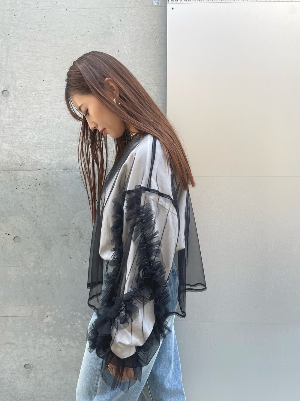 ブラック系のTシャツ/カットソー、ブラック系のトートバッグを着用したレディースの春コーディネートの4枚目の写真