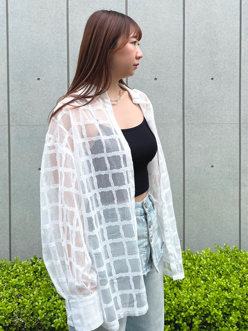 ホワイト系のシャツ/ブラウス、ブルー系のデニムパンツを着用したレディースの春コーディネートの3枚目の写真