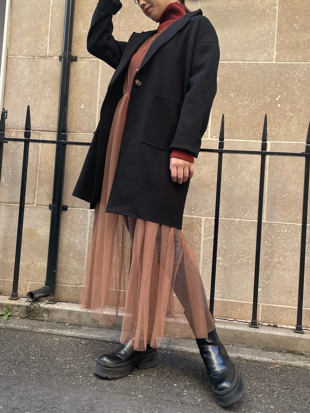 ベージュ系のワンピース、レッド系のニット/セーター、ブラック系のその他アウターを着用したレディースの秋コーディネートの4枚目の写真