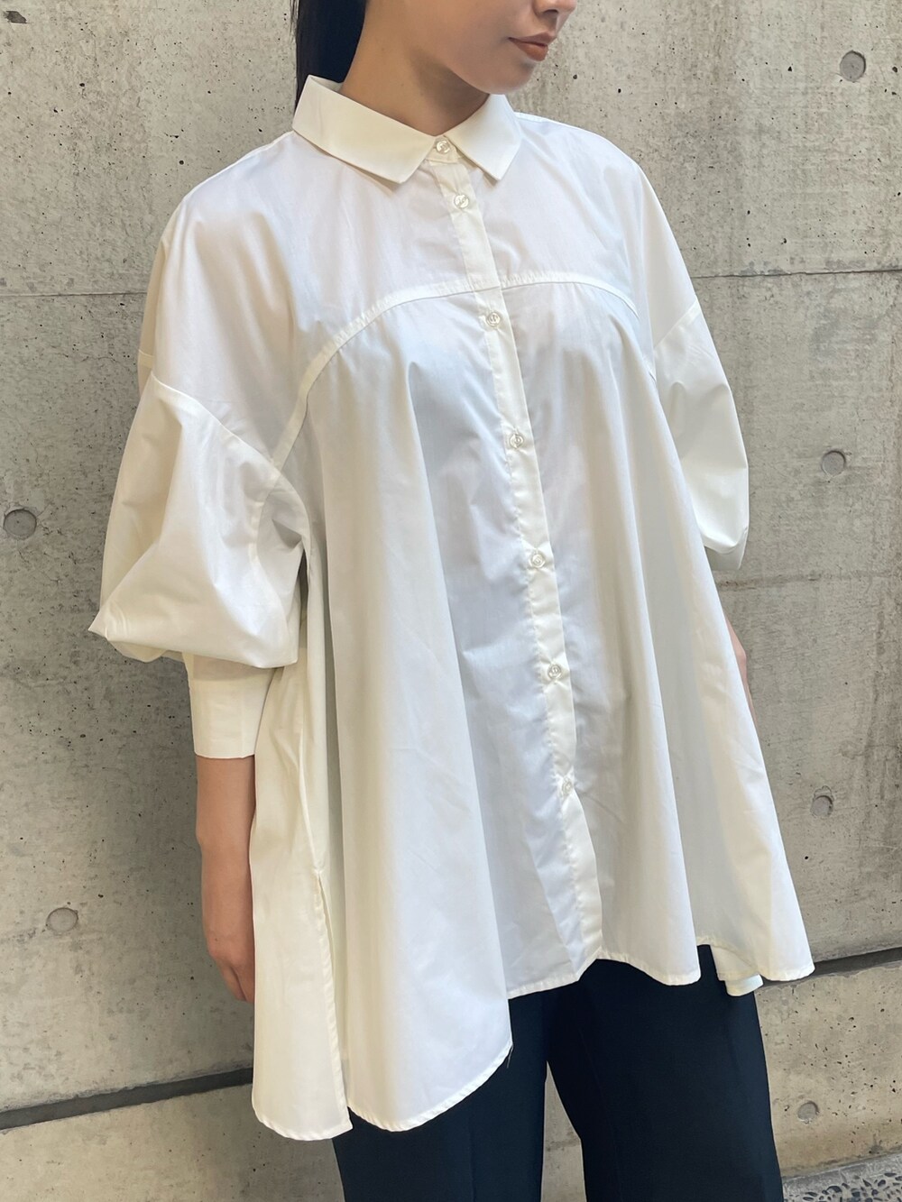 ブラック系のその他パンツを着用したレディースの冬コーディネートの6枚目の写真