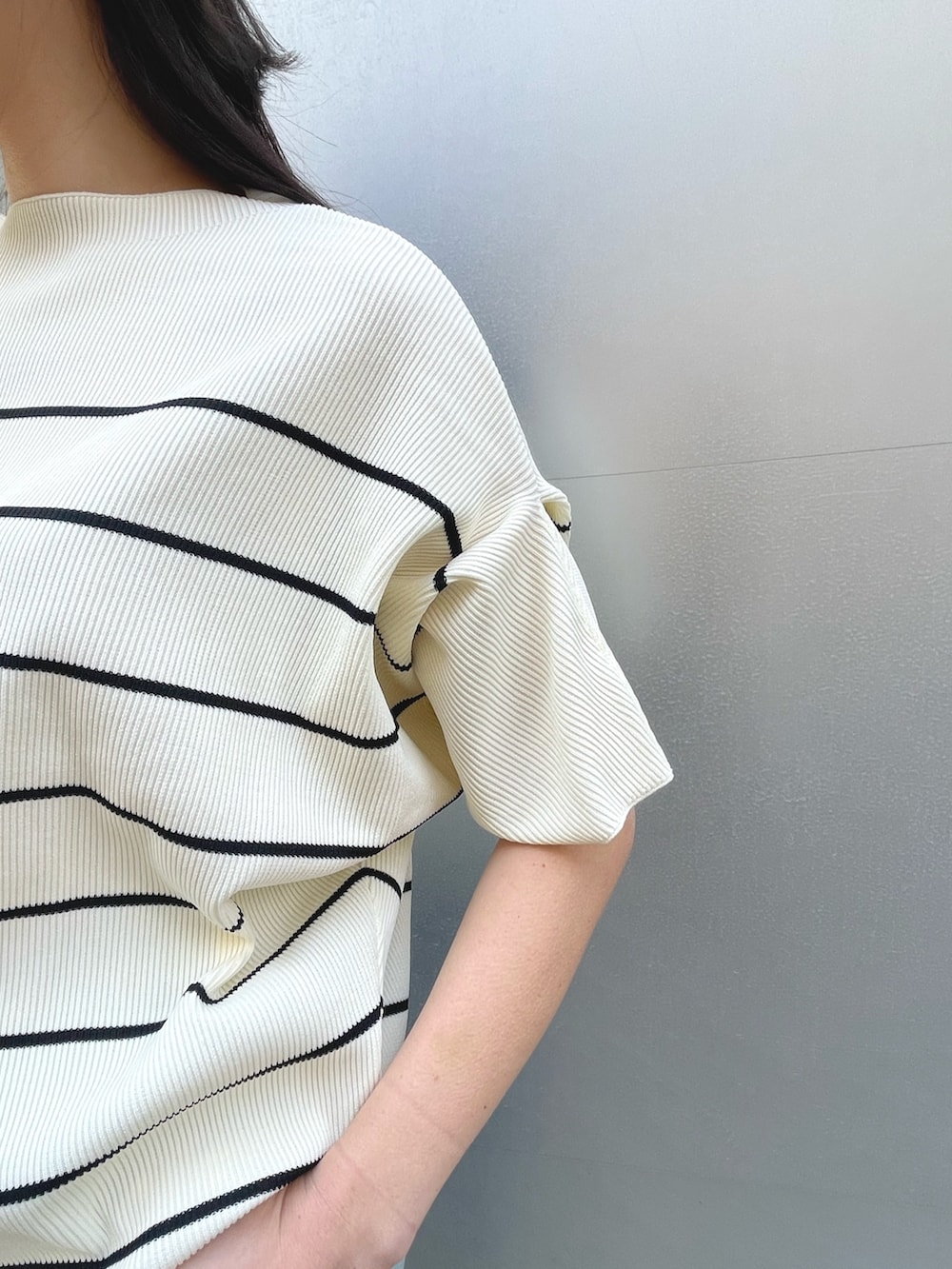 ブルー系のデニムジャケット、ブラック系のスニーカー、ブルー系のデニムパンツを着用したレディースの春コーディネートの3枚目の写真