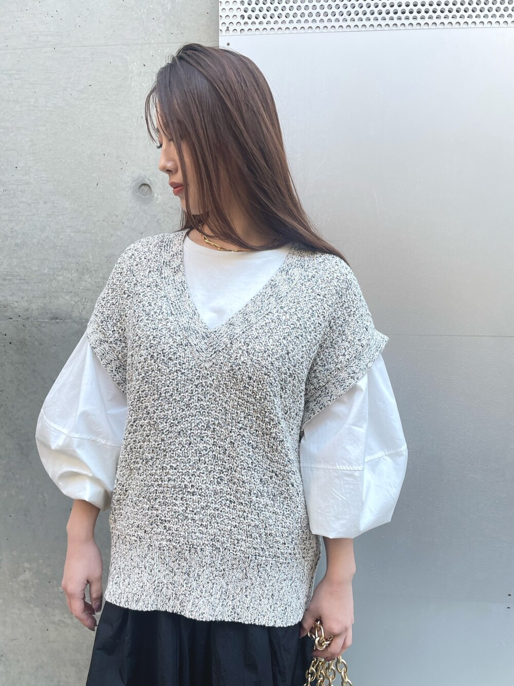 ホワイト系のTシャツ/カットソー、ブラック系のブーツ、ブラック系のスカートを着用したレディースの冬コーディネートの2枚目の写真